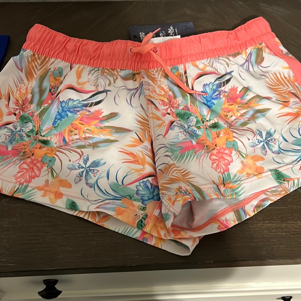 New with tags — women’s large Salt Life shorts
